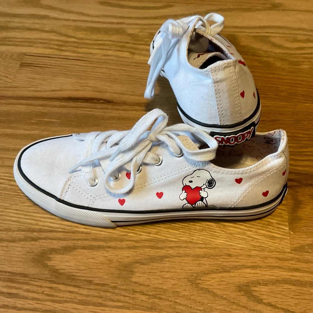 Peanuts Kids White Canvas Snoopy Sneakers Shoes with Hearts
